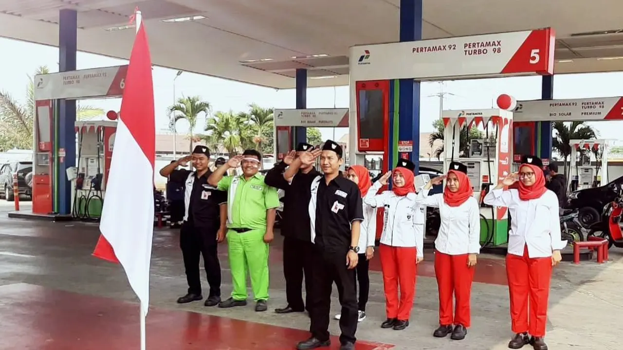 SPBU Cikini 3110303, sebagian Operator SPBU melaksanakan upacara bendera tanpa meninggalkan kewajibannya melayani BBM bagi masyarakat.