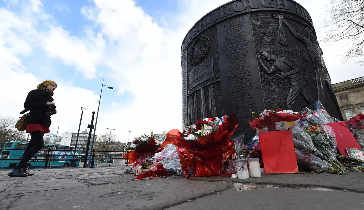 Bukan kerusuhanlah yang membuat 96 orang meninggal. Karena penuh terdapat membuat stadion itu  rusak dan para penggemar sepak bola yang jumlahnya ada ribuan berjatuhan dan saling menimpa satu sama lain. (AFP/Paul Ellis)