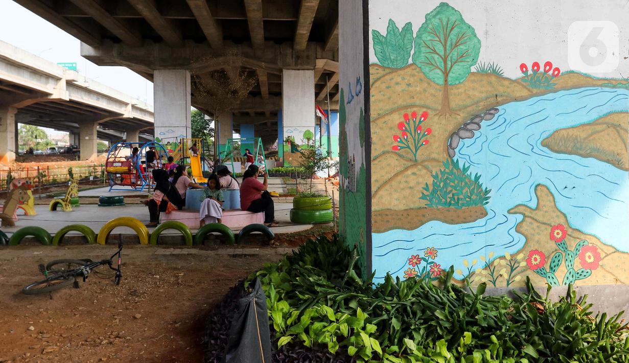 Suasana saat warga beraktivitas di Taman Interaksi, kolong Tol Becakayu, kawasan Cipinang Melayu, Jakarta, Selasa (31/10/2023). (Liputan6.com/Herman Zakharia)