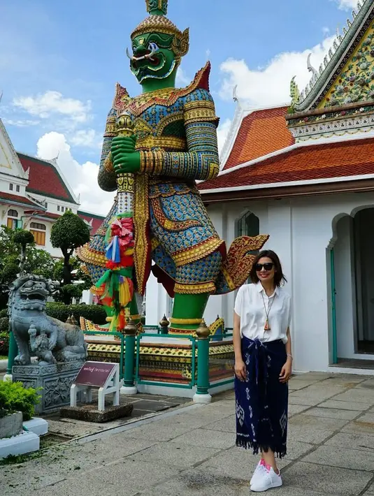 Tak selalu memakai blazer, begini penampilan Najwa kalau lagi jalan-jalan. Bawahan bermotif etnik yang berwarna biru ini ia padukan dengan kemeja putih dan kalung etniknya juga. Cantik banget kan? (Instagram/najwashihab)