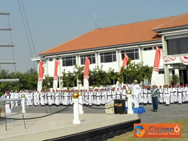 Citizen6, Sidoarjo: Dalam amanat Panglima TNI Laksamana TNI Agus Suhartono yang dibacakan oleh Pasops Denma Pasmar-1 mengatakan upacara bendera tujuh belasan kali ini istimewa,karena dilaksanakan di penghujung bulan suci Ramadan. (Pengirim: Budi Abdillah)