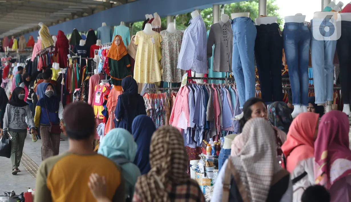 Aktivitas perdangangan di Skybridge Pasar Tanah Abang, Jakarta, Jumat (27/12/2019). Kepala Badan Koordinasi Penanaman Modal (BKPM) Bahlil Lahadalia menyatakan di Pasar Tanah Abang sulit ditemukan produk asli buatan Indonesia karena membanjirnya produk garmen luar negeri. (Liputan6.com/Angga Yuniar)