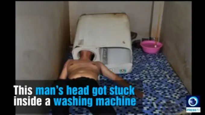 Benerin Mesin Cuci, Kepala Pria Ini Malah Nyangkut!