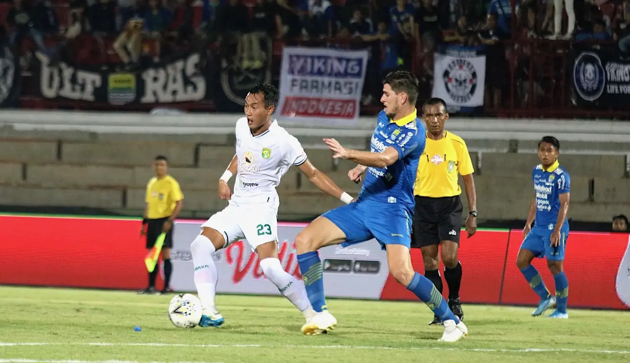 Bek Persebaya Surabaya, Hansamu Yama, mengamankan bola dari bek Persib Bandung, Nick Kuipers, pada laga Liga 1 Indonesia di Stadion I Wayan Dipta, Bali, Jumat (18/10). Persib menang 4-1 atas Persebaya. (Bola.com/Aditya Wany)
