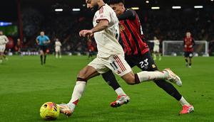 Pemain Liverpool, Mohamed Salah, berduel dengan pemain Bournemouth pada pertandingan Liga Inggris di Vitality Stadium, Minggu (25/1/2025) dini hari WIB. (Glyn KIRK / AFP)