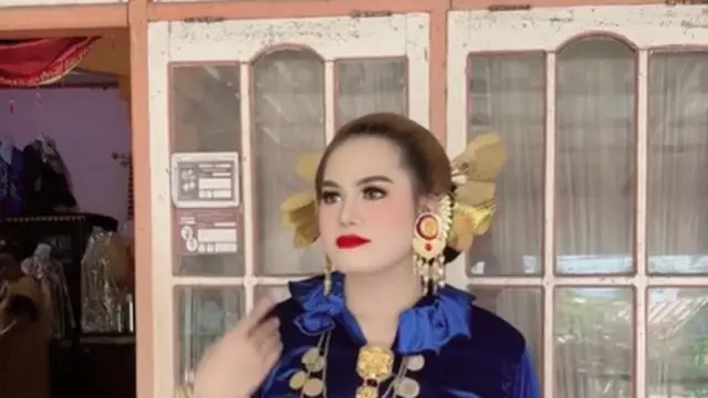 Baju Adat Sulawesi Barat Wanita