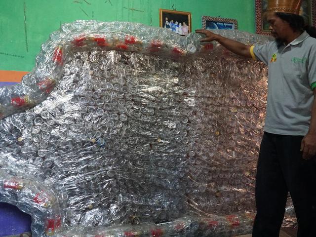 Bismillah Guru Ngaji Di Bandung Sulap Sampah Botol Plastik Jadi Perahu Regional Liputan6 Com