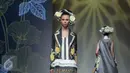 Model membawakan busana rancangan Denny Wirawan saat tampil di  IPMI Trend Show 2017, Jakarta, Jumat (11/11). Bertajuk "Wanderlust, Dancing in the Sun" Denny Wirawan menampilkan  24 busana. (Liputan6.com/Faizal Fanani)