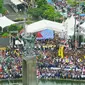 Ribuan orang berkumpul memeriahkan aksi damai 'Kita Indonesia' di Bundaran HI, Jakarta, Minggu (4/12). Masayarakat yang memadati kawasan tersebut juga datang untuk mengikuti parade kebudayaan. (Liputan6.com/Angga Yuniar)