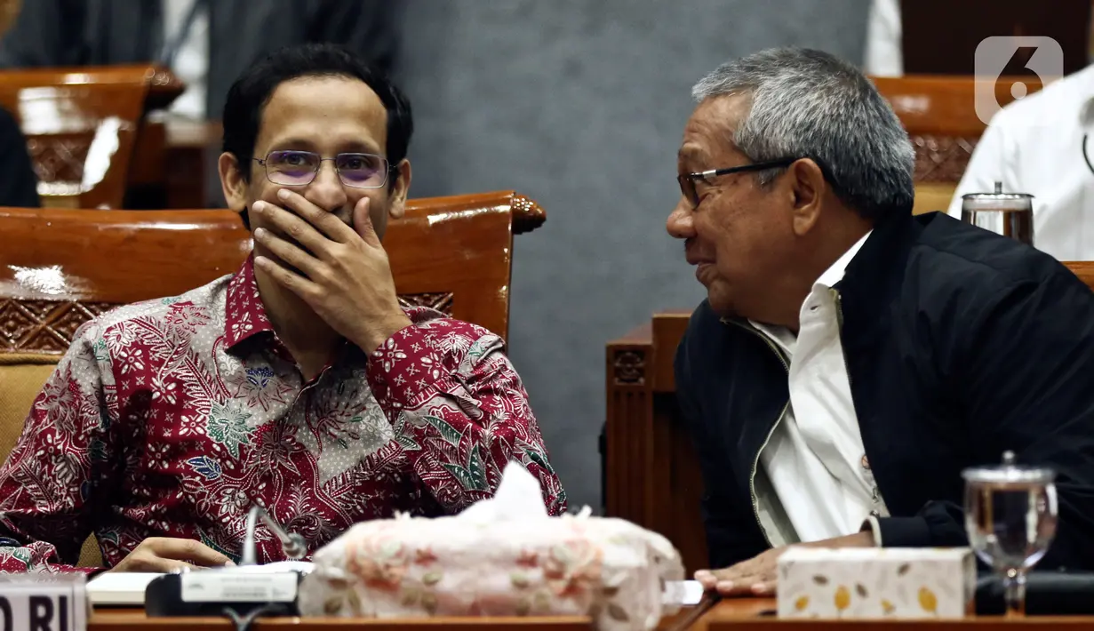Menteri Pendidikan dan Kebudayaan Nadiem Makarim (kiri) saat rapat dengan Komisi X DPR di Kompleks Parlemen, Senayan, Jakarta, Kamis (12/12/2019). Rapat membahas penghapusan Ujian Nasional (UN) pada 2021 dan sistem zonasi. (Liputan6.com/Johan Tallo)