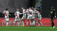 Gelandang Rayo Vallecano Alvaro Garcia Rivera (kedua-kanan) merayakan dengan rekan setimnya setelah mencetak gol kedua timnya ke gawang Real Madrid dalam pertandingan Liga Spanyol di&nbsp;Estadio de Vallecas, Selasa (8/11/2022) dini hari WIB. (Pierre-Philippe Marcou / AFP)