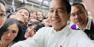 Potret Tampilan Artis saat Mencoba LRT bersama Jokowi, [Instagram: @jokowi]