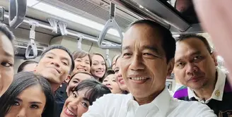 Potret Tampilan Artis saat Mencoba LRT bersama Jokowi, [Instagram: @jokowi]