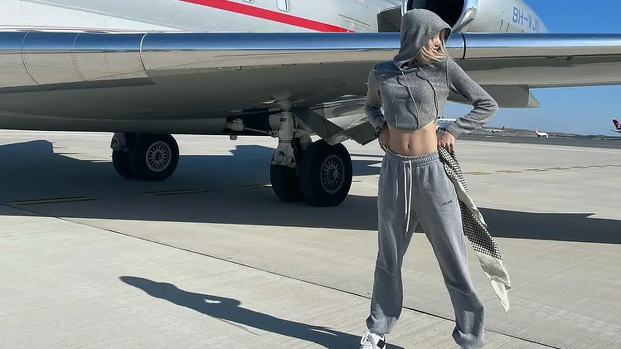 6 Potret Lisa BLACKPINK Naik Jet Pribadi, Hadiri Fashion Show Celine Men 2023