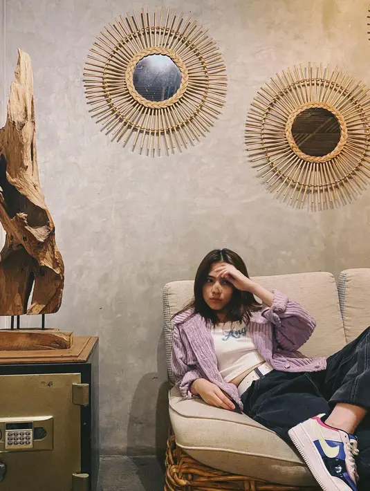 Sudah mulai beraktivitas lagi di lokasi syuting, Adhisty Zara mengatakan bahwa dirinya dan semua orang yang terlibat tetap mematuhi protokol kesehatan. Semua dilakukan demi keselamatan dan kenyamanan bersama pastinya. (Instagram/zaraadhsty)