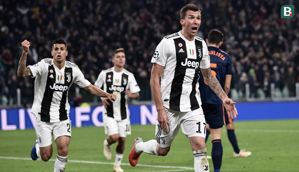 Striker Juventus, Mario Mandzukic, merayakan gol yang dicetaknya ke gawang Valencia pada laga Liga Champions di Stadion Allianz, Turin, Selasa (27/11). Juventus menang 1-0 atas Valencia. (AFP/Marco Bertorello)