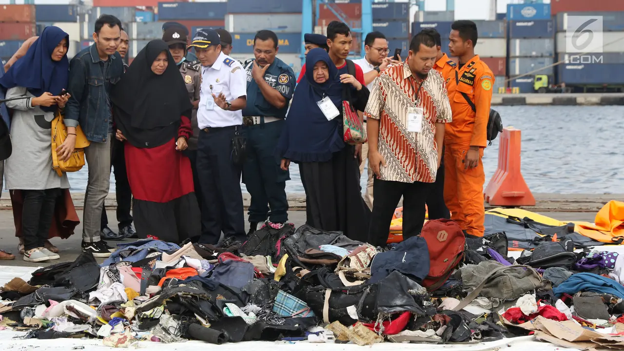 Kesedihan Keluarga Korban Lihat Barang Temuan Lion Air JT 610