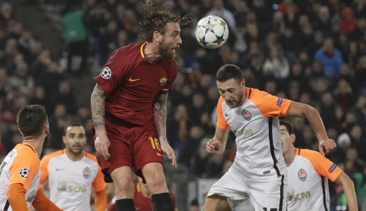 Kapten AS Roma, Daniele de Rossi menyundul bola melewati adangan pemain Shakhtar, Ivan Ordets pada leg kedua 16 besar Liga Champions di Rome Olympic stadium, (13/3/2018). AS Roma Menang 1-0. (AP/Gregorio Borgia)