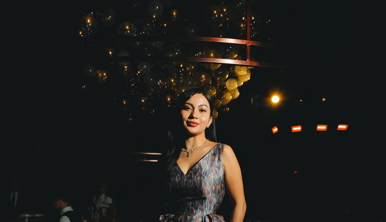 Baru saja ulang tahun, Ariel Tatun tampil memikat dengan dress panjang ikat satin bersiluet v-neck [dok. Didiet Maulana]