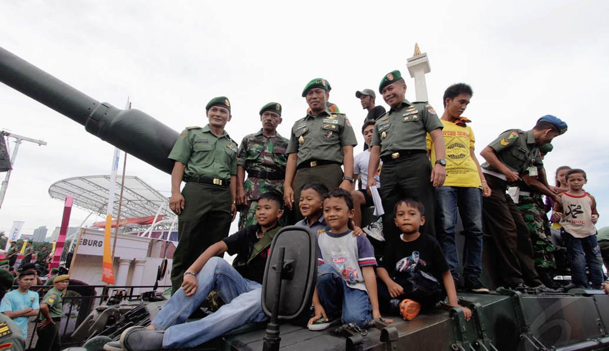 Wakil KSAD Letjen TNI M Munir (tengah) saat berfoto bersama di atas sebuah tank usai membuka pameran alutsista, Jakarta, Jumat (12/12/2014). (Liputan6.com/Faizal Fanani) 