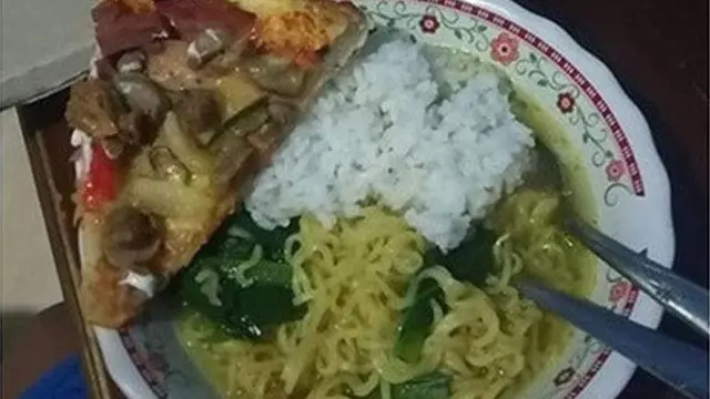 6 Potret Absurd Makan Nasi Berkuah Ini Bikin Tepuk Jidat, Penistaan Makanan