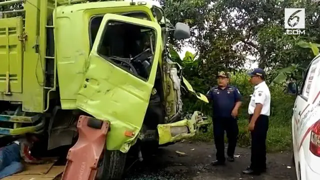 KNKT dan Polisi memeriksa bangkai truk tronton yang menjadi penyebab kecelakaan maut di Bumiayu. KNKT menemukan kelebihan muatan pada truk hingga lebih dari 19 ton