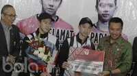 Pebulutangkis ganda putra Indonesia, Kevin Sanjaya/Marcus Gideon, menerima bonus dari Menpora, Imam Nahrawi. Bonus yang diberikan Menpora kepada pasangan tersebut sebesar 250 juta rupiah. (Bola.com/M Iqbal Ichsan)