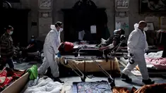 Perawat mengevakuasi seorang migran yang mogok makan ke rumah sakit saat ia menduduki Gereja Saint-Jean-Baptiste-au-Beguinage di Brussel, Belgia, Rabu (2/6/2021). Ratusan migran, 220 di antaranya mogok makan selama 11 hari, menempati gereja ini sejak 31 Januari 2021. (Kenzo TRIBOUILLARD/AFP)