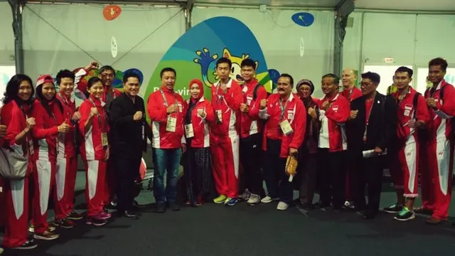 Menpora Imam Nahrawi dan tim bulutangkis Indonesia.