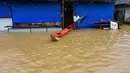 Seorang pria berdiri di luar rumahnya yang sebagian terendam banjir setelah hujan deras di Kaduwela, pinggiran Kolombo, pada Jumat 28 November 2025. Banjir dan tanah longsor yang dipicu oleh hujan deras melanda Sri Lanka. (Ishara S. KODIKARA/AFP)
