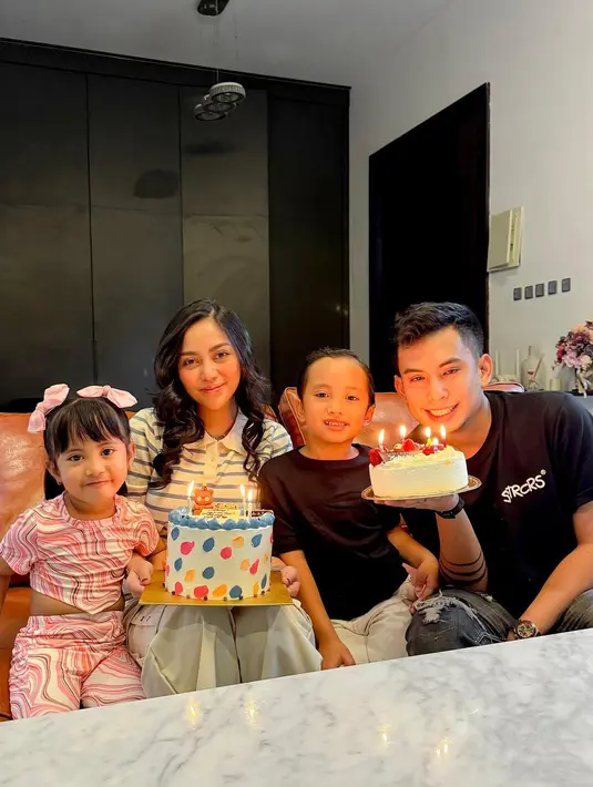 Meski kejutan kecil, tapi hal tersebut membuat putranya tampak bahagia. Rachel Vennya dan Niko Al Hakim tampak membawa kue sendiri-sendiri. [Instagram/rachelvennya]