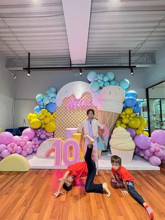 Dekorasi meriah dengan banyak balon warna warni berbagai ukuran untuk melengkapi kemeriahan ulang tahun Aqilah jelang ABG. [Instagram/mrsayudewi]