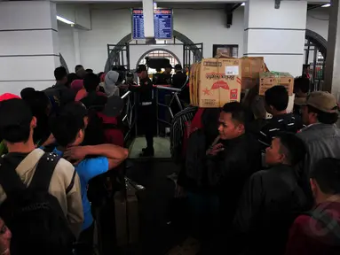 Jumat (18/7/14), stasiun Senen, Jakarta mulai dipadati para pemudik yang akan berangkat menuju sejumlah daerah di Pulau Jawa. (Liputan6.com/Johan Tallo)