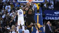 Forward Golden State Warriors, Kevin Durant, menghentikan bintang Cleveland Cavaliers LeBron James pada laga NBA di Oracle Arena, Senin (25/12/2017) atau Selasa (26/12/2017) WIB. (AFP/Thearon W Henderson)