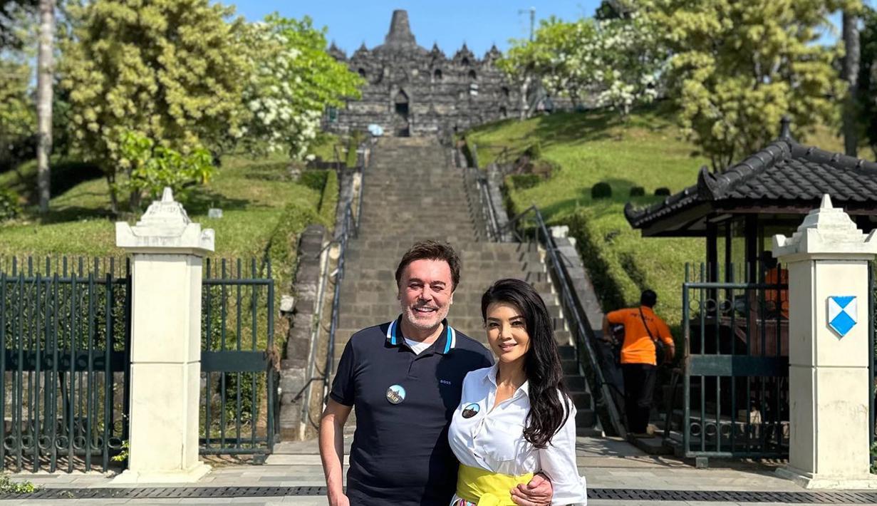 Bersama dengan suami, Farah Quinn terlihat berada di bagian bawah bukit sebelum menaiki tangga menuju kaki Candi Borobudur. Suasana terlihat sepi karena ada batas pengunjung yang bisa menaiki Candi Borobudur. Sehingga pemandangan wisatawat yang memenuhi candi kini sudah tidak terlihat lagi. (Liputan6.com/IG/@farahquinnofficial)