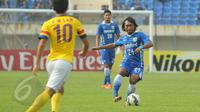 Aksi Hariono saat berlaga melawan Kitchee SC di Stadion Si Jalak Harupat, Bandung, Rabu (27/5/2015). Persib kalah 0-2 dari Kitchee SC dan tersingkir dari 16 besar AFC Cup 2015. (Liputan6.com/Herman Zakharia)
