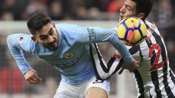 Manchester City pernah mencetak rekor dengan hanya mengalami dua kekalahan dalam satu musim pada 2017/2018. Dua klub yang mampu mengalahkannya kala itu adalah Liverpool dan Manchester United. Mereka juga tercatat sebagai peraih poin tertinggi dalam sejarah liga. (AFP/Lindsey Parnaby)