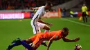 Pemain Belanda, Jeffrey Bruma (kanan), berebut bola dengan pemain Prancis, Layvin Kurzawa, pada laga Grup A Kualifikasi Piala Dunia 2018 zona Eropa, di Amsterdam ArenA, Selasa (11/10/2016) dini hari WIB. (AFP/Emmanuel Dunand)