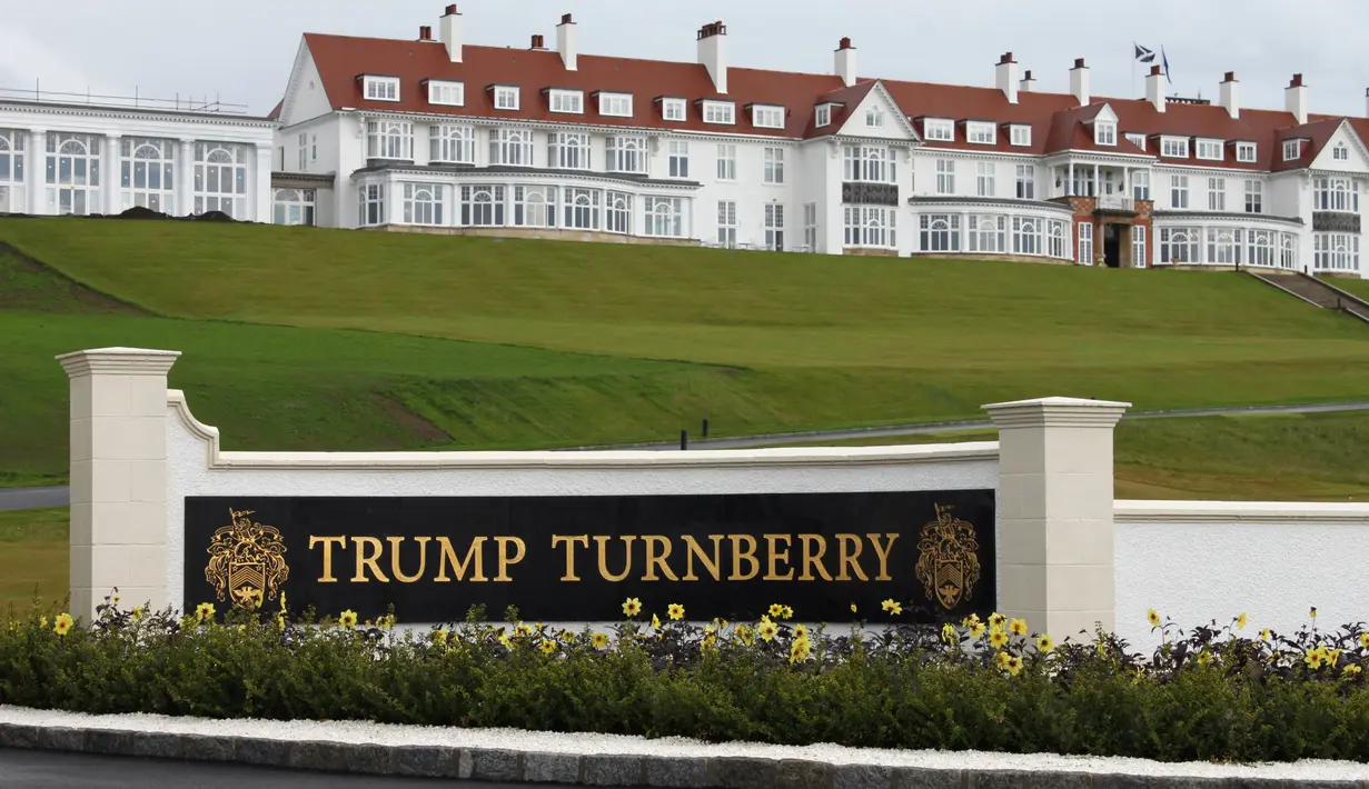 Pemandangan eksterior hotel di Golf Resort Trump Turnberry milik Donald Trump di Skotlandia, Inggris, 13 Juni 2016. Donald Trump akan bertandang ke Inggris untuk meresmikan lapangan golf mewahnya tersebut pada 24 Juni waktu setempat. (REUTERS/Tom Bergin)