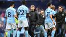 Beberapa Fans menyapa pemain Manchester City saat turun ke lapangan pada lanjutan Premier League di Etihad Stadium, Manchester,(22/4/2018). Manchester City menang 5-0. (AFP/Paul Ellis)