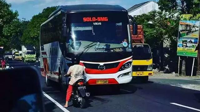Tingkah Kocak Emak-Emak Saat di Jalan, Bikin Tepok Jidat