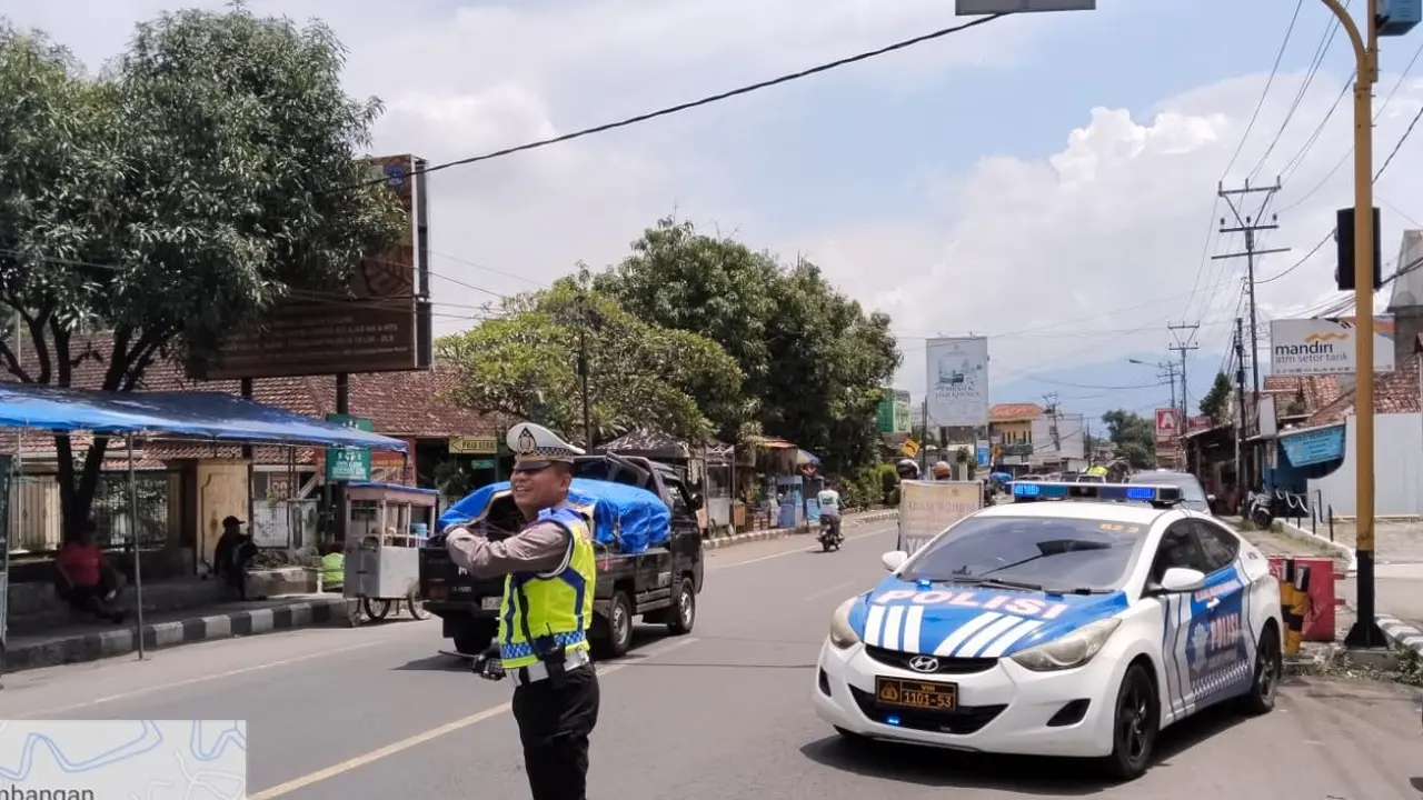 Satuan Lalu Lintas Polres Garut, Jawa Barat mulai mengobral rekayasa Lalu lintas sistem one way atau satu arah di kawasan jalur utama mudik utama libur panjang Isra Mikraj dan Imlek 2025. (Liputan6.com/Jayadi Supriadin)