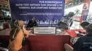 Sejumlah pemudik yang baru tiba mengikuti tes Genose di Terminal Kampung Rambutan, Jakarta, Minggu (23/5/2021). Pengelola Terminal Kampung Rambutan memberlakukan tes Genose sebagai syarat wajib bagi para pemudik yang baru tiba guna memutus penyebaran virus Covid-19. (merdeka.com/Iqbal S Nugroho)