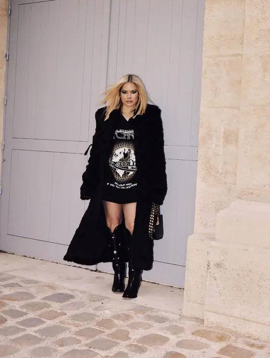 Di show Stella McCartney, ia kembali dengan gaya gothic kasual khasnya, namun mengenakan puffy coat [@avrillavigne]