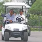 Presiden Joko Widodo (Jokowi) dan Presiden AS ke-44, Barack Obama menaiki mobil golf di Istana Bogor, Jawa Barat, Jumat (30/6). Jokowi mengendarai golf car untuk mengajak Obama berkeliling Istana dan Kebun Raya Bogor.  (Liputan6.com/Angga Yuniar)