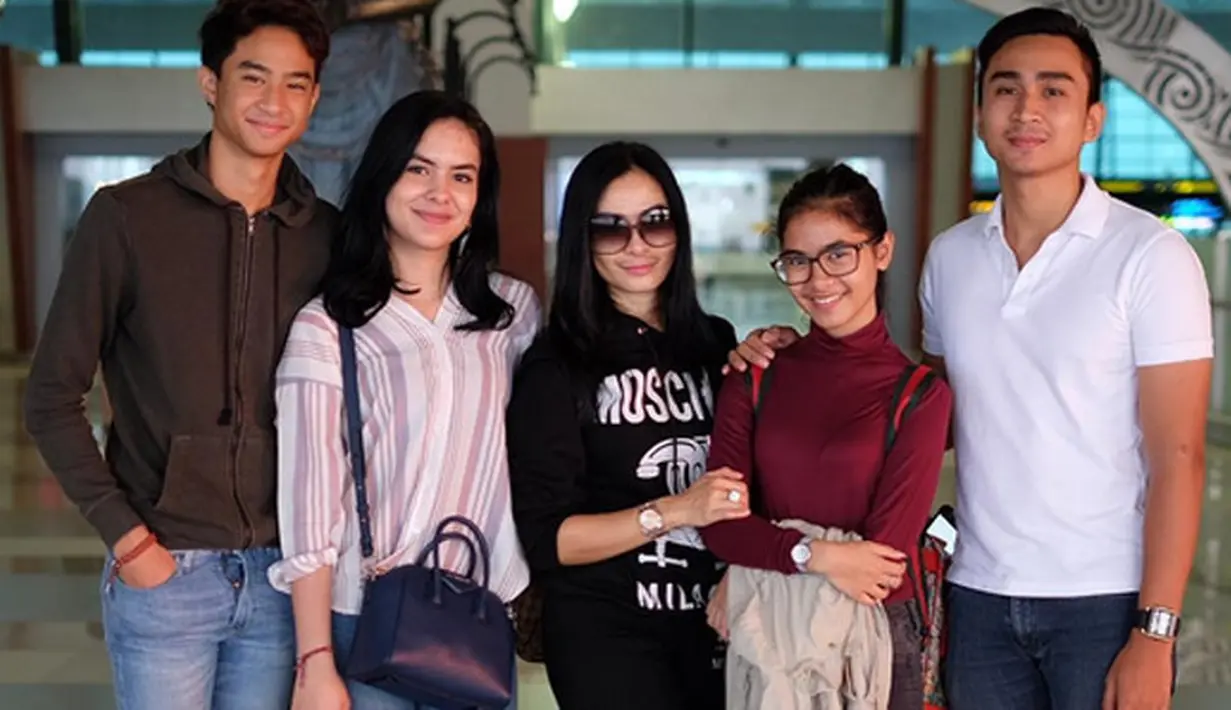 Iis Dahlia berangkat bersama buah hatinya pada 30 September silam. Terlihat dari media sosialnya, saat sedang didalam pesawat terbang. Iis berangkat dari Terminal 3 Bandara Soekarno Hatta.(Instagram/isdadahlia)
