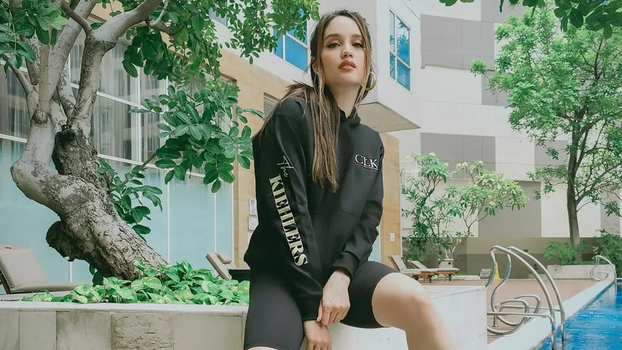 FOTO: Gaya Cinta Laura saat Pakai Baju Hitam, Tampil Menawan
