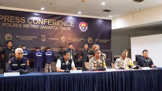 Polres Metro Jakarta Timur mengungkap kasus tewasnya seorang pria yang ditemukan di pinggir Kali Sunter, Pulogadung, Jakarta Timur, Jumat (17/5/2024). Korban Bernama Ahmad Efendi (38), meninggal dunia akibat dibunuh oleh kawanan begal.