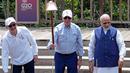 Presiden AS Joe Biden (tengah) bersama Perdana Menteri Australia Anthony Albanese (kiri) dan Perdana Menteri India Narendra Modi (kanan) mengangkat cangkul saat acara penanaman pohon mangrove di sela-sela pertemuan KTT G20 di Taman Hutan Raya Ngurah Rai, Denpasar, Bali, Indonesia, Rabu (16/11/2022). (AP Photo/Alex Brandon, Pool)