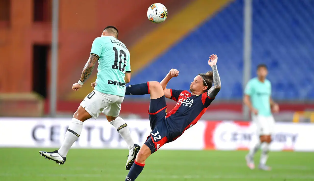 Striker Inter Milan, Lautaro Martinez, duel udara dengan pemain Genoa, Lasse Schone, pada laga Serie A di Stadion Luigi Ferraris, Sabtu (25/7/2020). Inter Milan menang 3-0 atas Genoa. (Tano Pecoraro/LaPresse via AP)